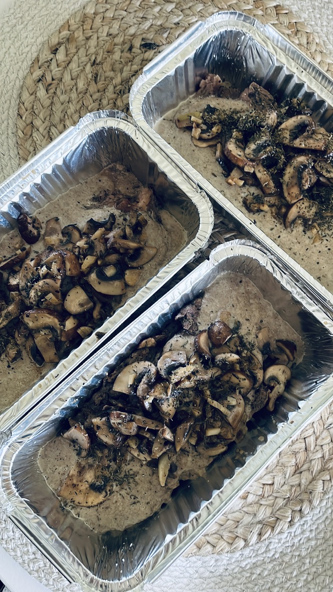 Bife com molho cremoso de cogumelos