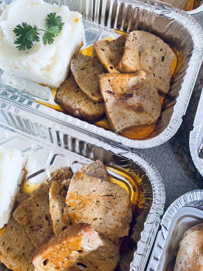 Seitan grelhado com puré e ervas frescas