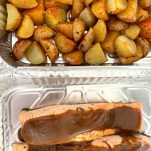 Salmão braseado com batata a murro